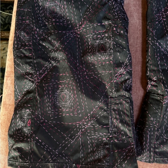 Volcom Nimbus Black & Pink /Purple Abstract Patterned Snow Pants - Picture 2 of 6